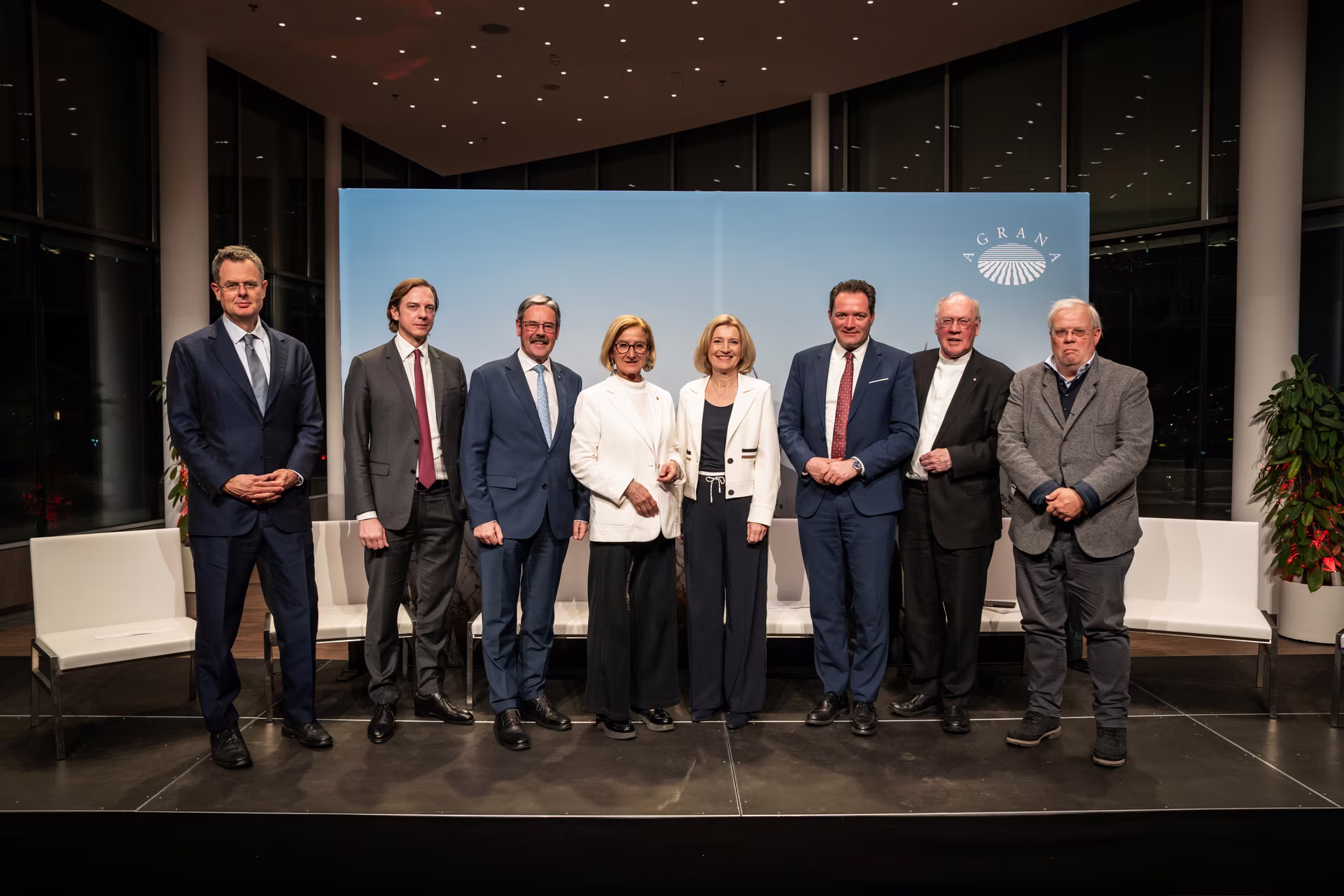 Im Bild v.l. FAS-Chef Harald Katzmair, AGRANA-CEO Stephan Büttner, Raiffeisen Generalanwalt Erwin Hameseder, LH NÖ Johanna Mikl-Leitner, Moderatorin Martina Salomon, Landwirtschaftsminister Norbert Totschnig, Bischof Alois Schwarz, ORF-Korrespondent Christian Wehrschütz (fotocredit: AGRANA)