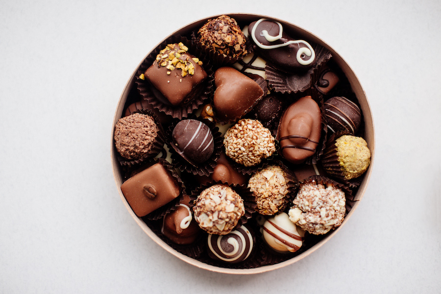 Runde Schachtel mit sortierten Schokoladenpralinen von oben