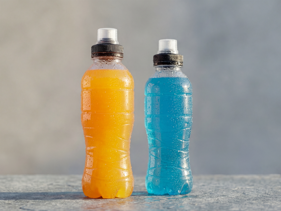 Zwei Plastikflaschen mit orangem und blauem Sportgetränk mit Sportverschluss