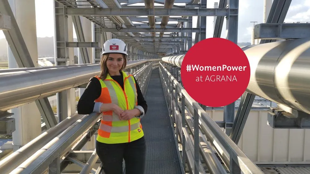 Vera Fuchs, Produktionsleiterin bei AGRANA Stärke Aschach, mit Helm und Warnweste auf einem Werkssteg, Badge #WomenPower at AGRANA