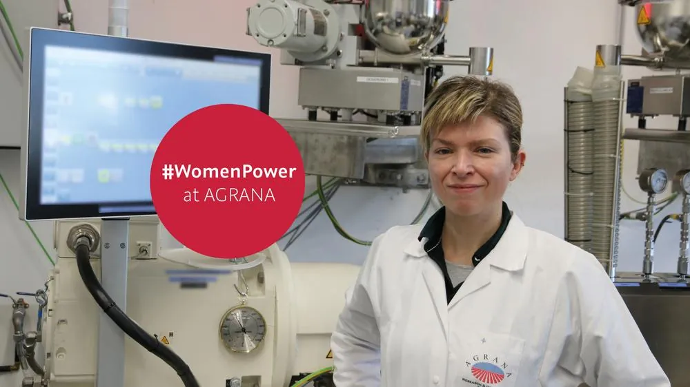 Barbara Fahrngruber, Ingenieurin im AGRANA Research & Innovation Center Tulln, im Laborkittel, Badge #WomenPower at AGRANA