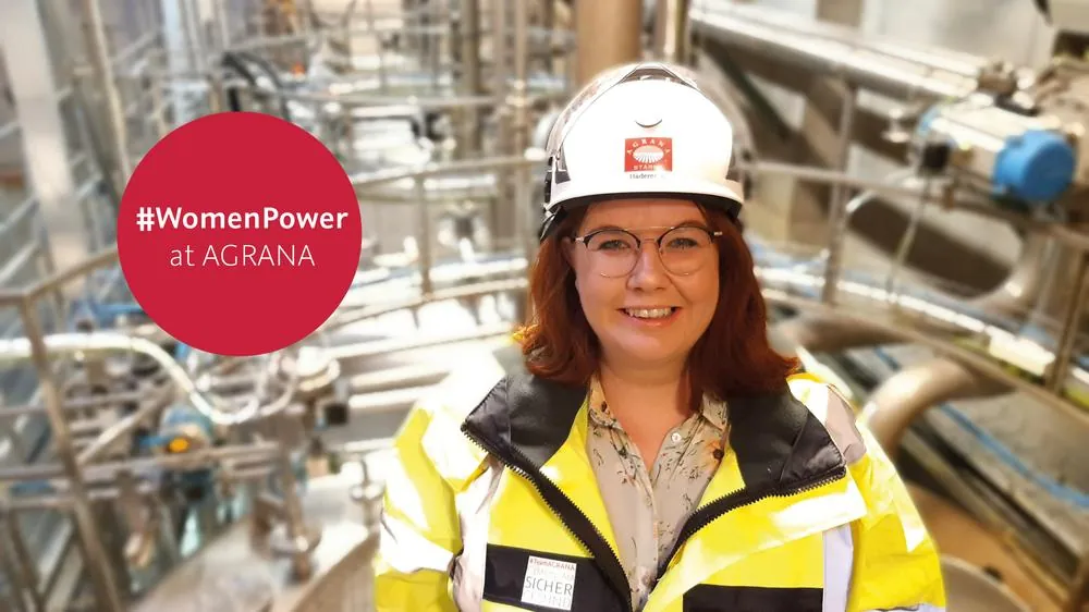 Verena Haumer, production manager at AGRANA Gmünd, in hard hat and hi-vis jacket in the plant, badge #WomenPower at AGRANA
