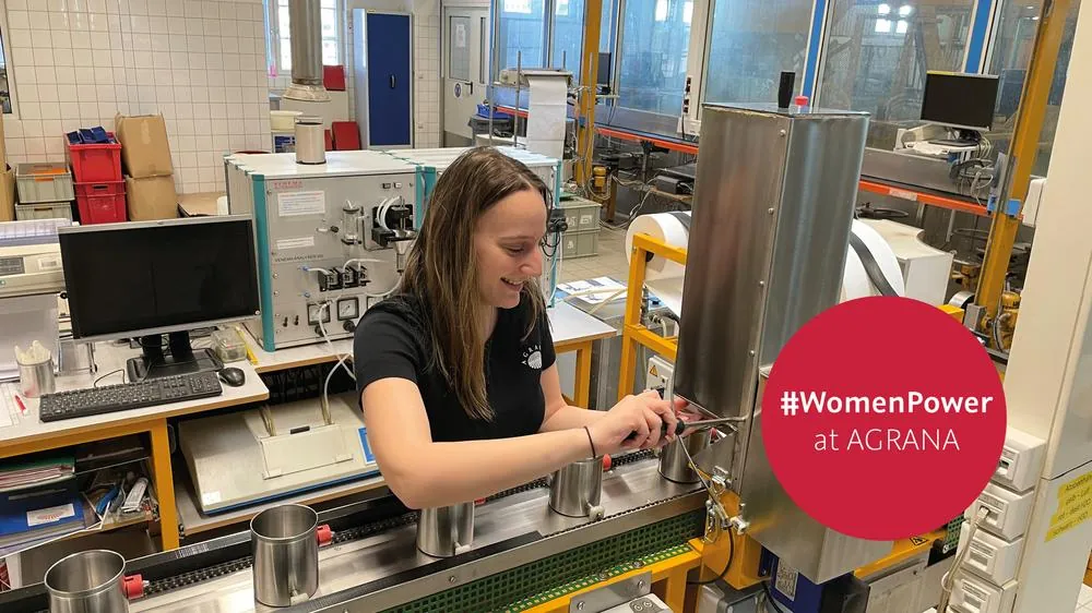 Aleksandra Pasalic, Verfahrenstechnikerin bei AGRANA Leopoldsdorf, an einer Laboranlage, Badge #WomenPower at AGRANA