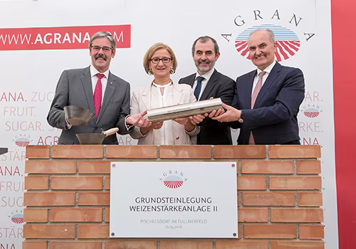 vlnr: AGRANA Aufsichtsratsvorsitzender Erwin Hameseder, NÖ Landeshauptfrau Johanna Mikl-Leitner, Generalsekretär Josef Plank vom Bundesministerium für Nachhaltigkeit und Tourismus sowie AGRANA Generaldirektor Johann Marihart (fotocredit: AGRANA/Martina Draper)