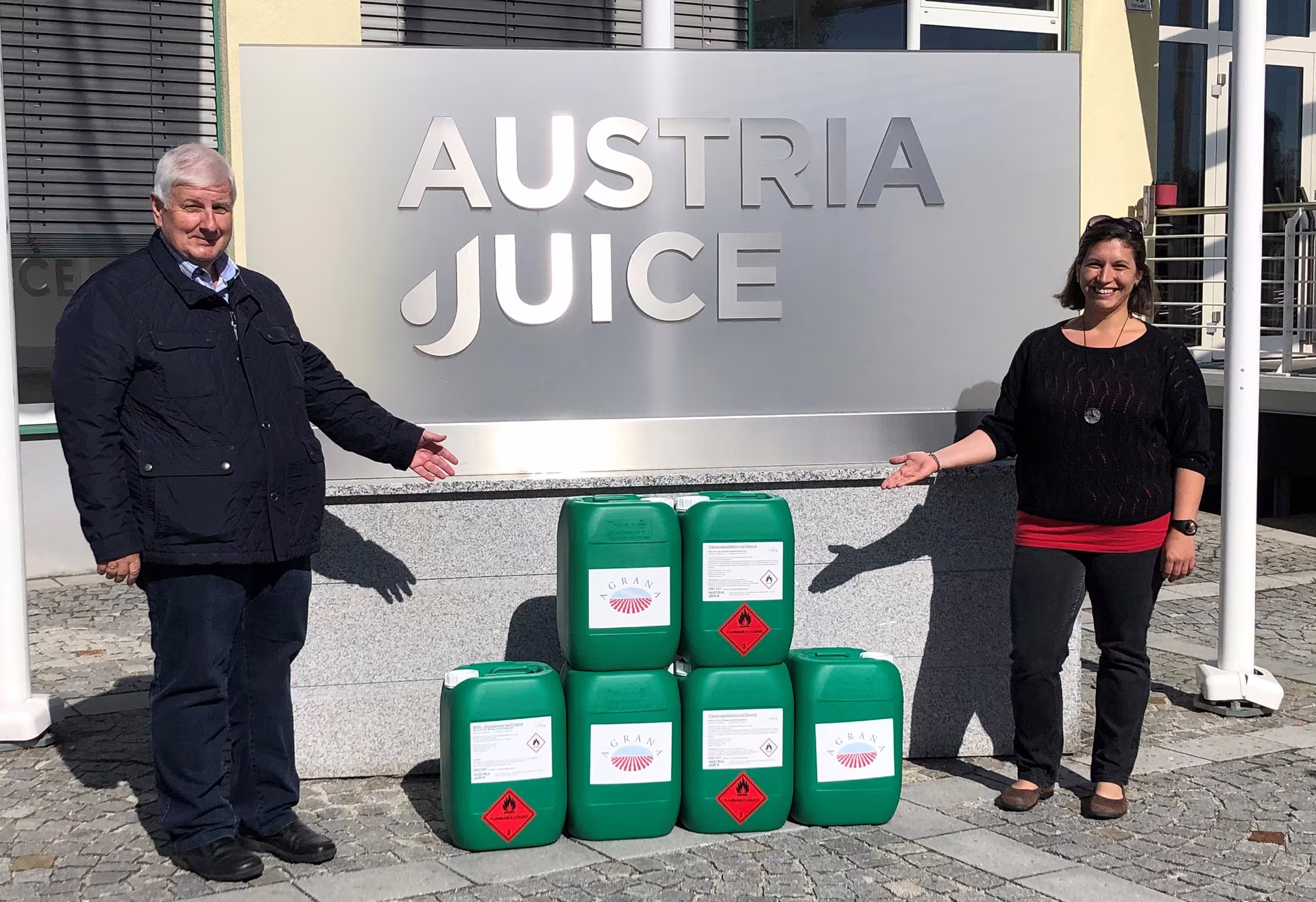 Desinfektionsmittel für die Lebenshilfe NÖ, im Bild Austria Juice Kröllendorf Werksleiter Karl Govednik und Elisabeth Kickinger von der Lebenshilfe NÖ (fotocredit: AGRANA)