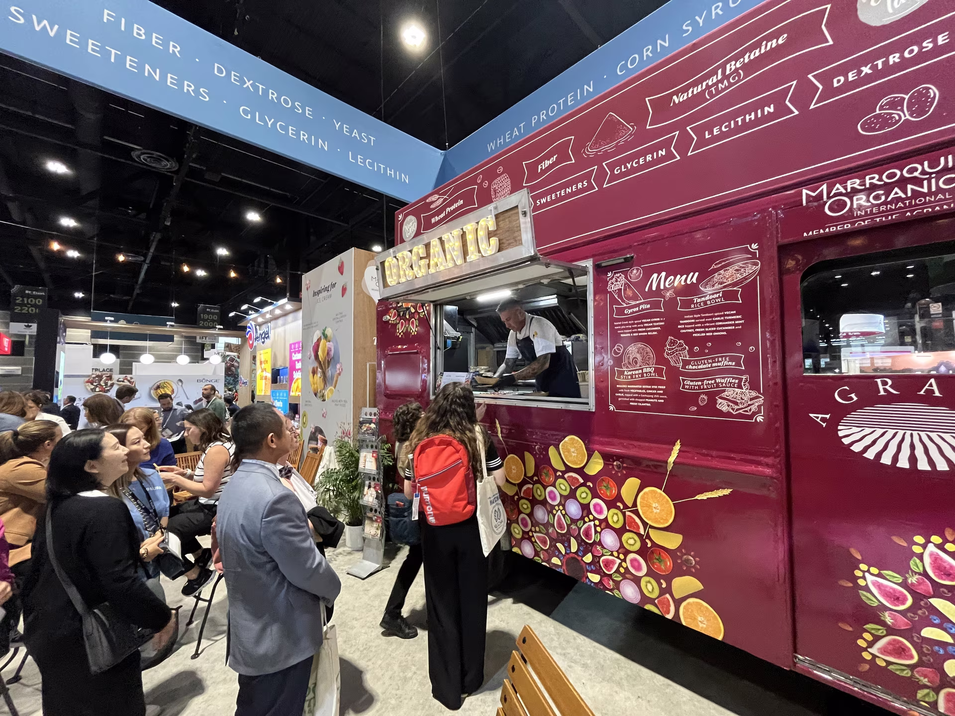 Food Festival Flair in der Messehalle beim AGRANA Food Truck mit veganen Bio-Speisen und innovativen Speiseeis-Kreationen