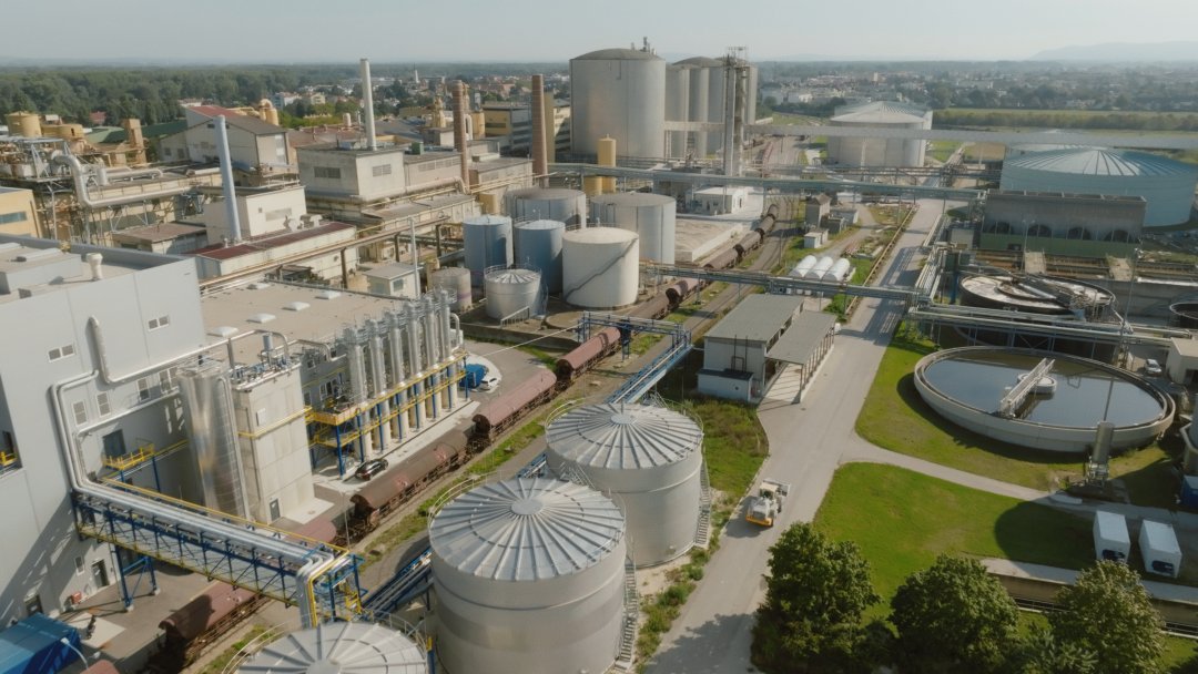 AGRANA Zuckerwerk in Tulln aus der Luft mit Tanks, Silos und Klärbecken