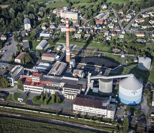 Moravskoslezské cukrovary Zuckerfabrik in Opava-Vávrovice, Tschechien, aus der Luft mit Schornstein und Silo