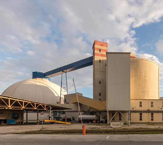 Magyar Cukor Zuckerfabrik in Kaposvár, Ungarn, mit Zuckerkuppel und Silos
