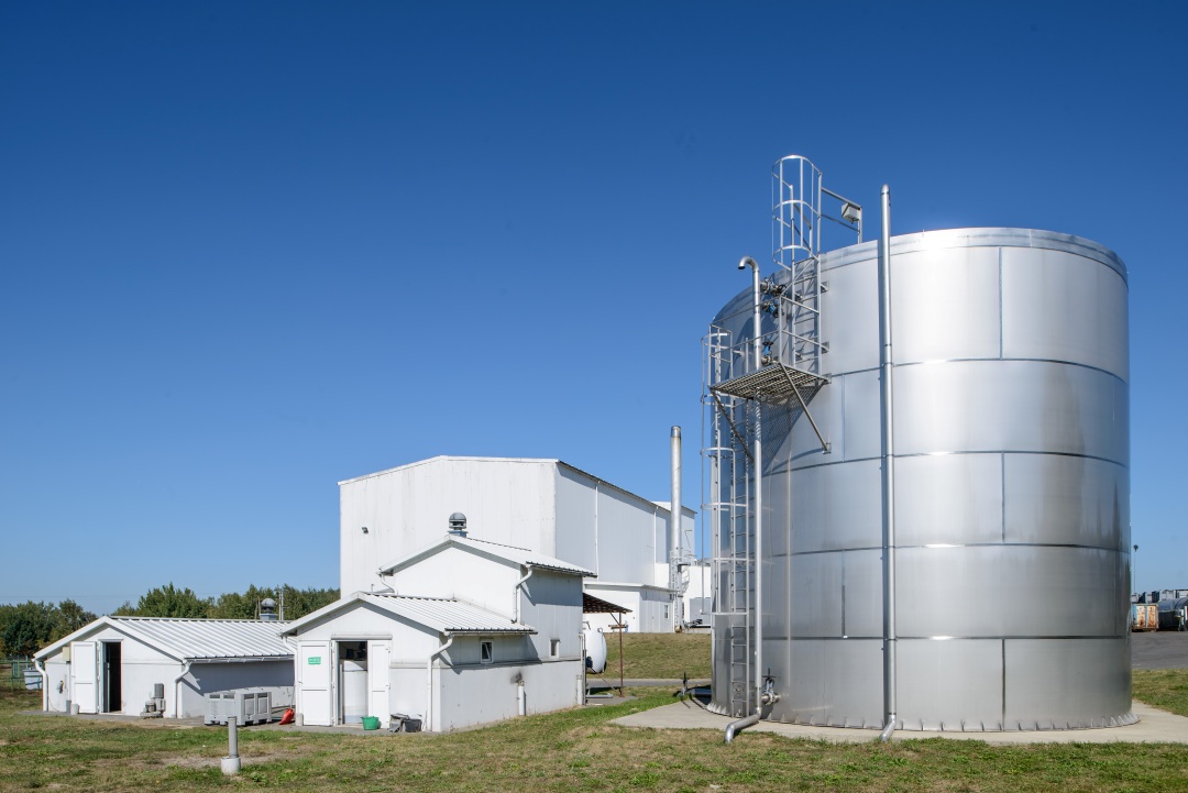 AUSTRIA JUICE Werk in Biała Rawska, Polen, Edelstahltank neben weißen Gebäuden