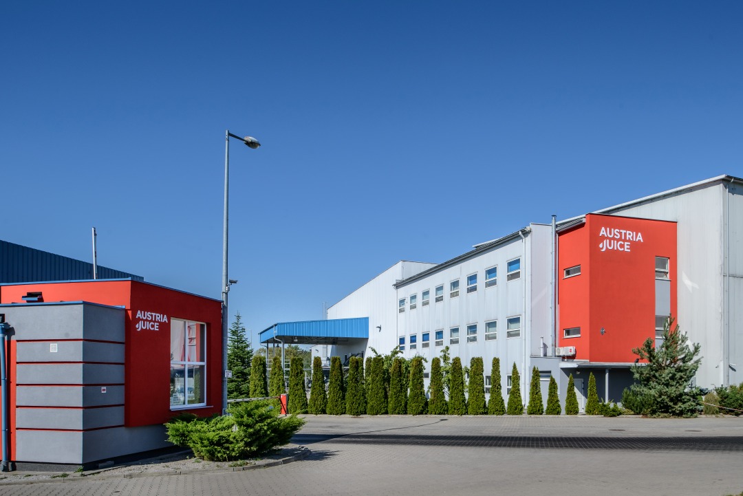AUSTRIA JUICE Werk in Białobrzegi, Polen, weiße Gebäude mit roten AUSTRIA JUICE Flächen