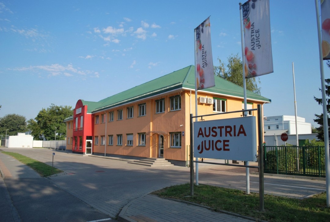 AUSTRIA JUICE Standort in Chełm, Polen, oranges Bürogebäude mit Schild und Bannern am Eingang