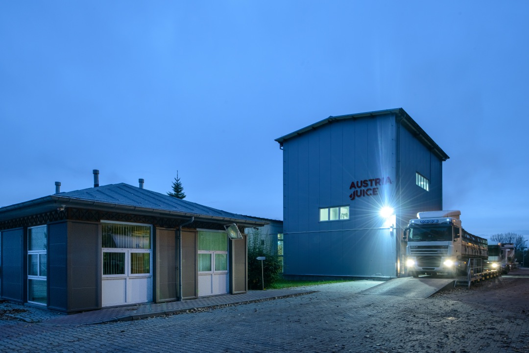 AUSTRIA JUICE Werk in Lipnik, Polen, blaues Turmgebäude und Lkw in der Abenddämmerung