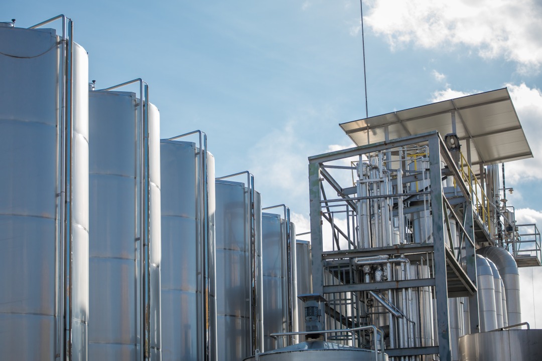 AUSTRIA JUICE Werk in Vaslui, Rumänien, Edelstahltanks und Prozessturm unter blauem Himmel