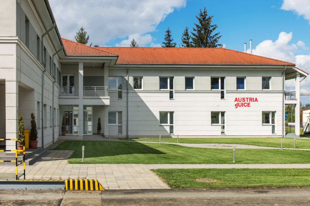 AUSTRIA JUICE Bürogebäude in Vásárosnamény, Ungarn, mit rotem Ziegeldach