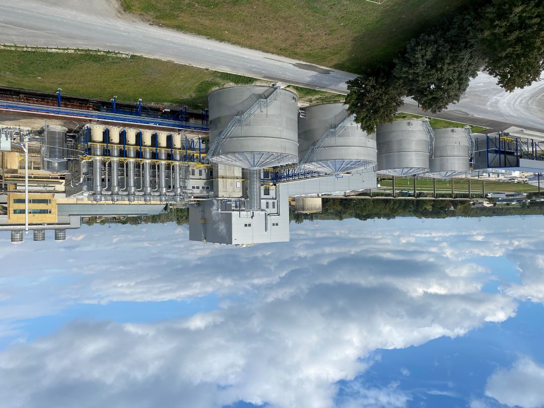 Beta Pura Werk in Tulln, Edelstahltanks und Prozesskolonnen aus der Luft