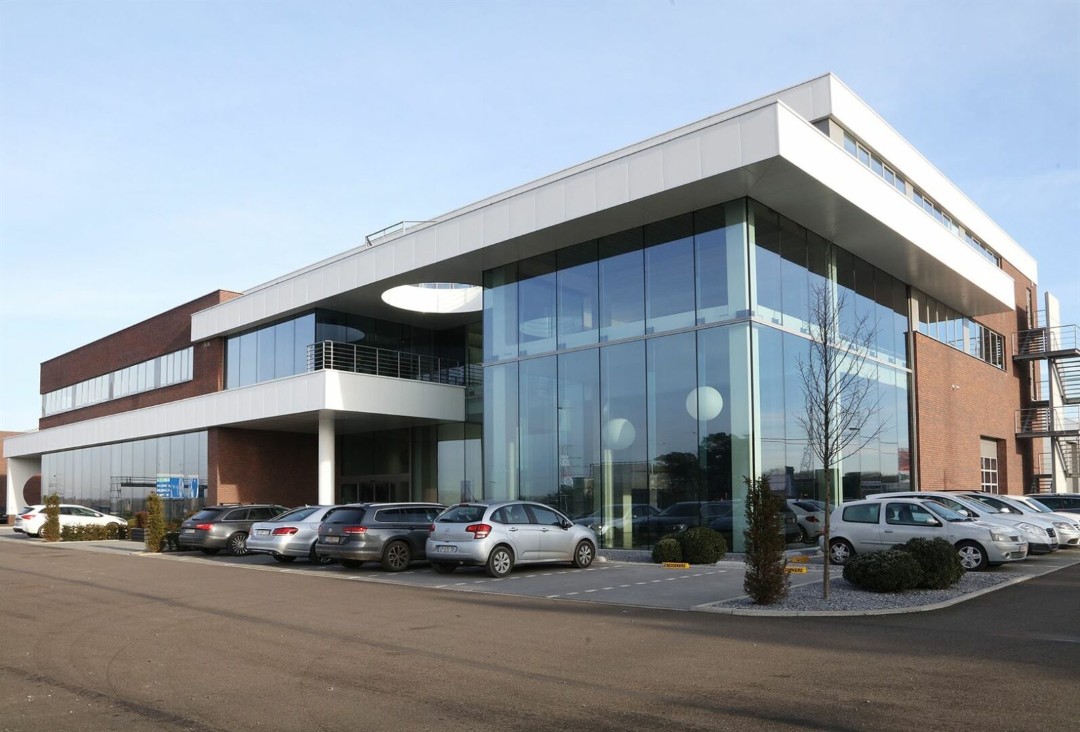Dirafrost Standort in Lummen, Belgien, modernes Bürogebäude mit Glasfassade und Parkplatz