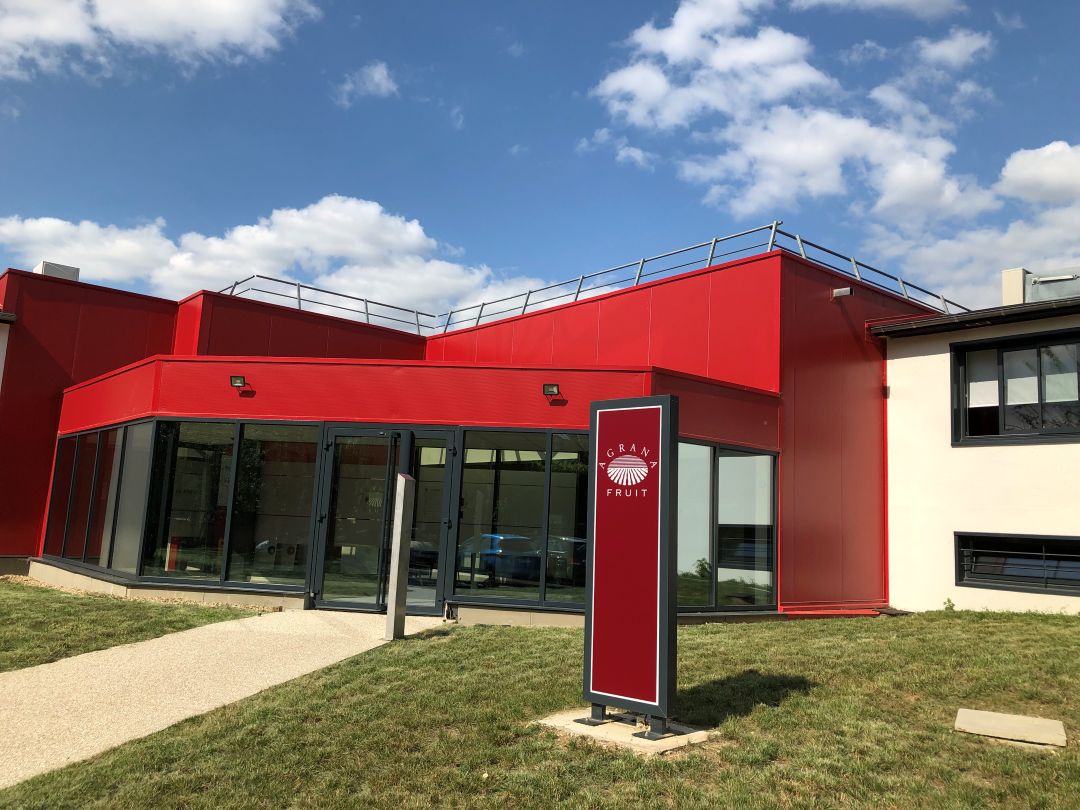 AGRANA Fruit Werk in Mitry-Mory, Frankreich, rotes Gebäude mit Glaseingang und AGRANA Fruit Schild