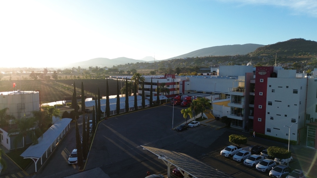 AGRANA Fruit Mexiko Zentrale und Werk in Jacona, Michoacán, aus der Luft mit Hügeln im Hintergrund