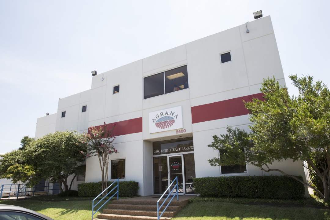 AGRANA Fruit US Gebäude in Fort Worth, Texas, weiße Fassade mit rotem Band und AGRANA-Logo über dem Eingang