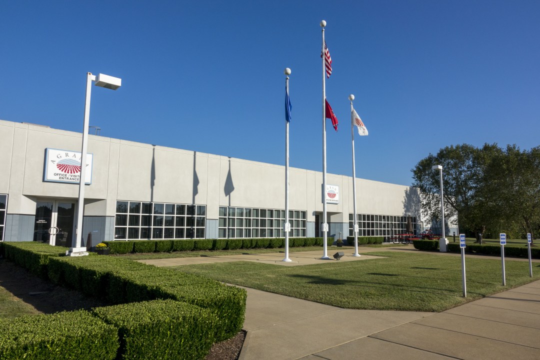 AGRANA Fruit US Werk in Centerville, Tennessee, mit Fahnenmasten und Hecken vor dem Gebäude