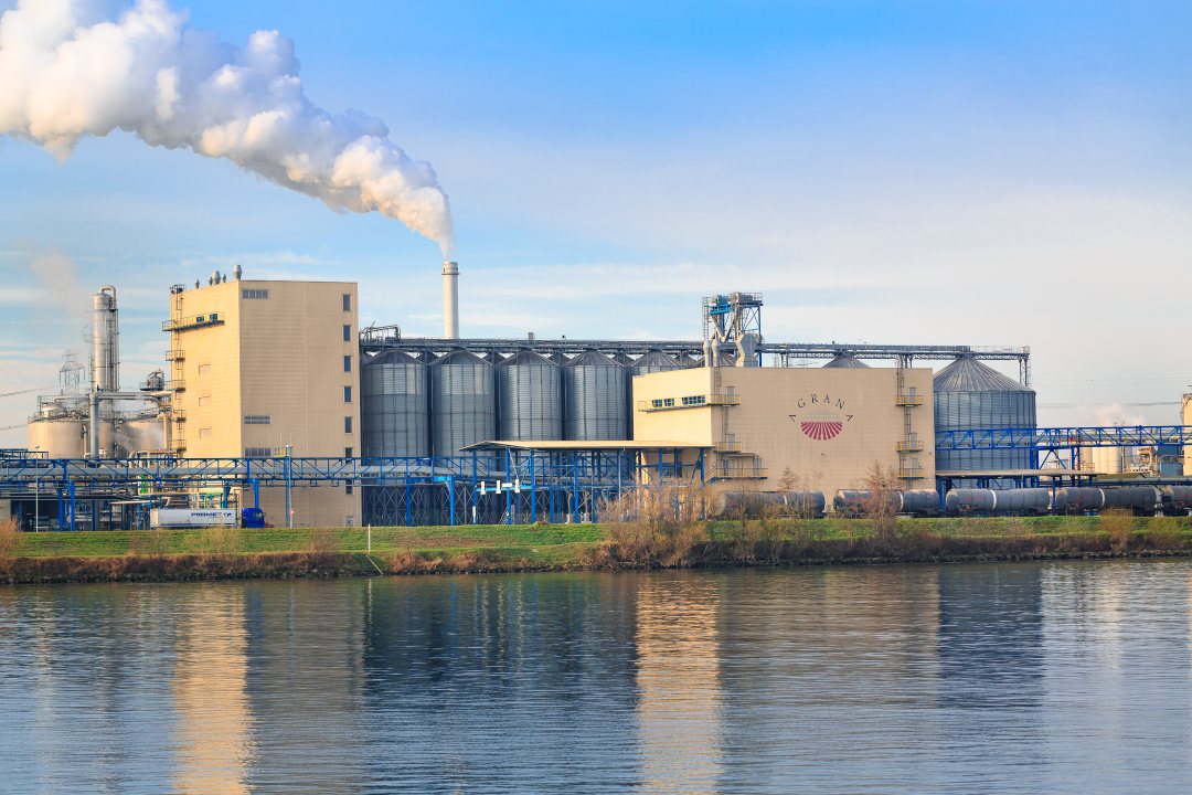 AGRANA Stärkewerk in Pischelsdorf vom Fluss aus gesehen, mit Silos und Dampfwolken [no AI]