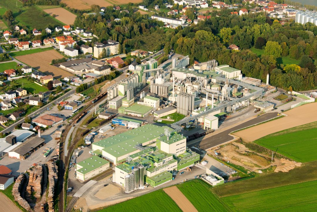 AGRANA Stärkewerk in Aschach aus der Luft mit grünen Hallen, Silos und Bahngleisen