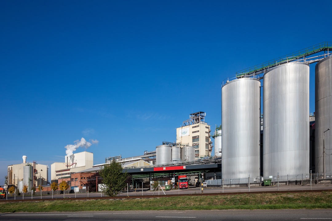 HUNGRANA Stärkewerk in Szabadegyháza, Ungarn, Edelstahlsilos entlang der Straße