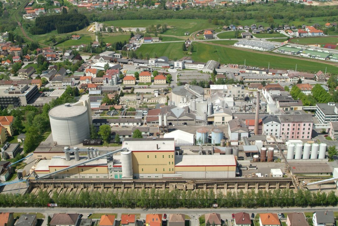 AGRANA Stärkewerk in Gmünd aus der Luft mit großem Silo und umliegender Stadt
