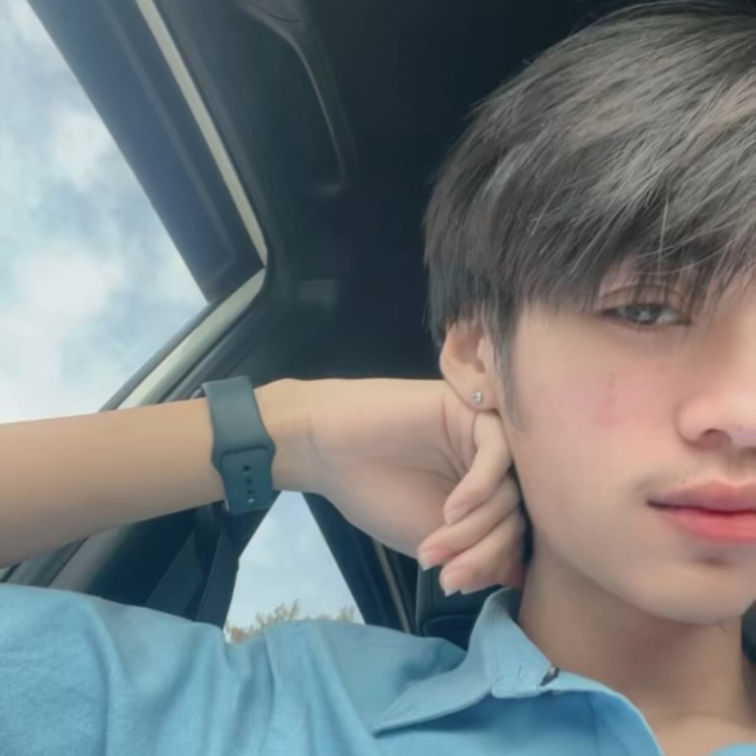 [headshot] image of satisfied customer shaking hands with company representative (for a fintech company)