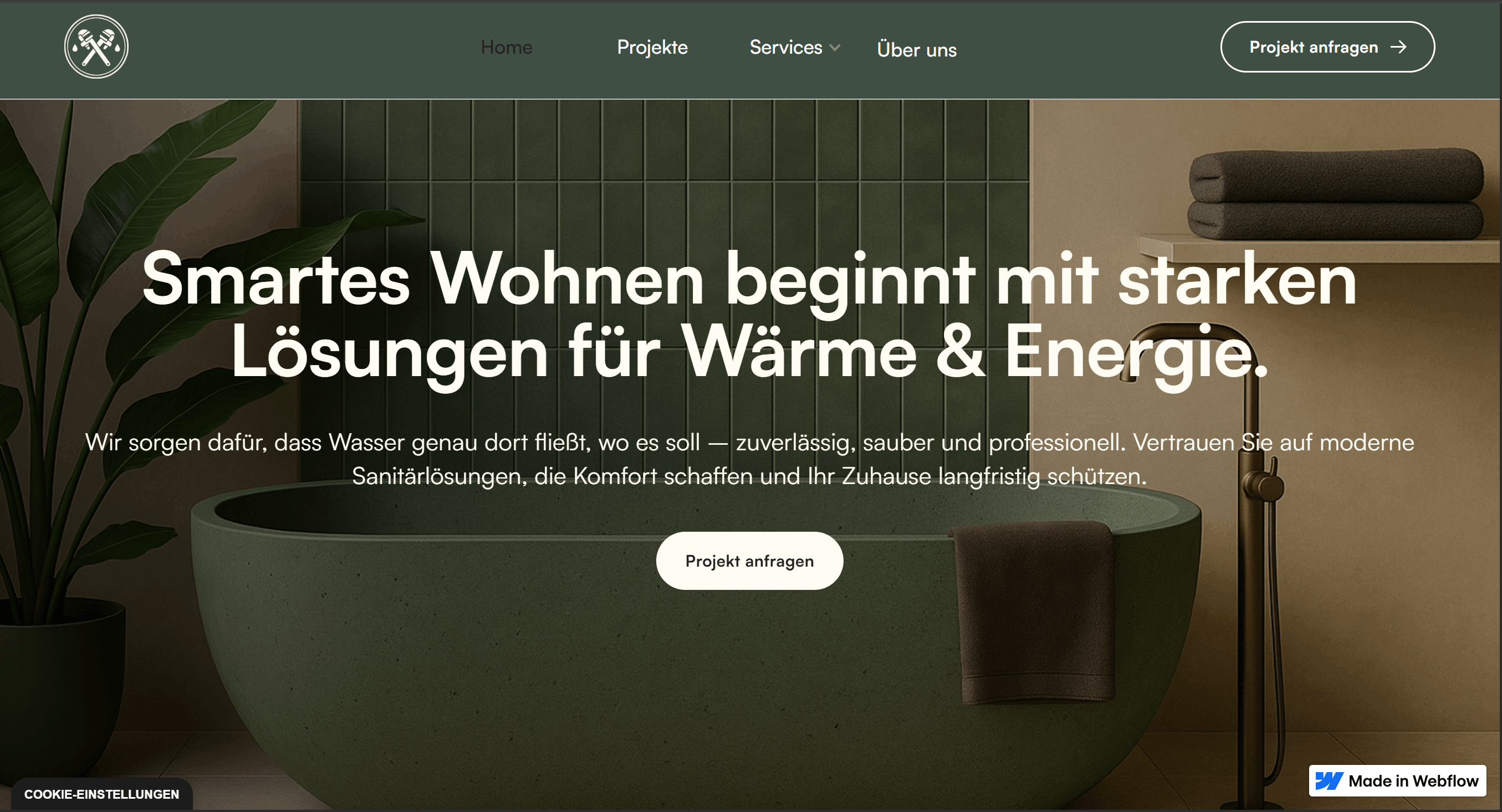 Modern bathroom with a green freestanding tub, brown towel, tall faucet, green tiled wall, and potted plant, overlaid with German text about smart living solutions for warmth and energy.