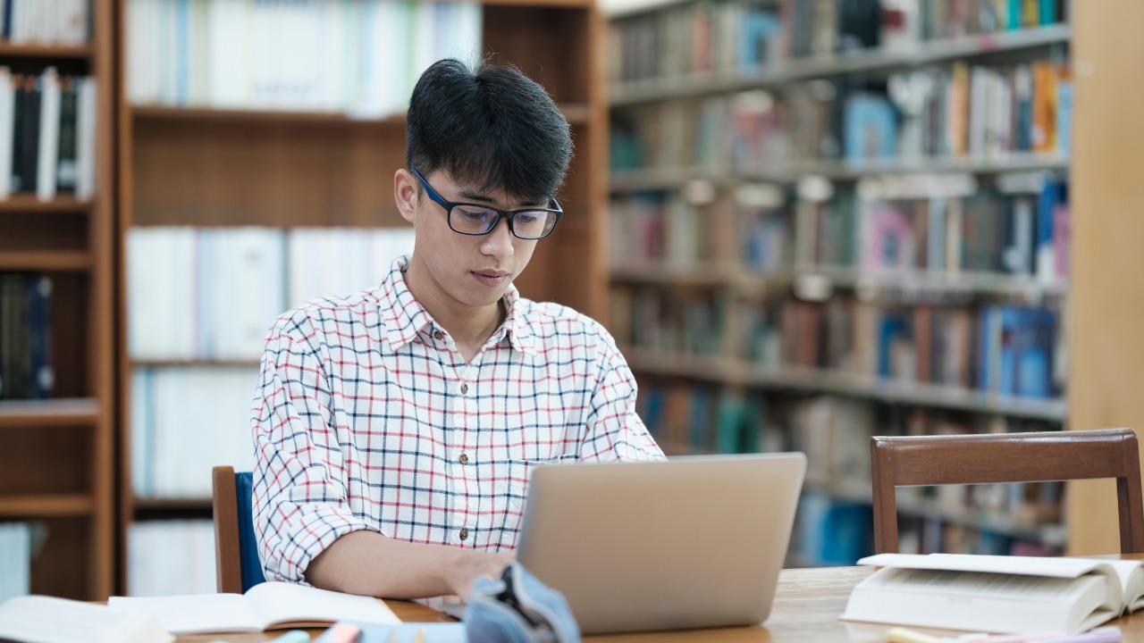 a male student learning using laptop-img
