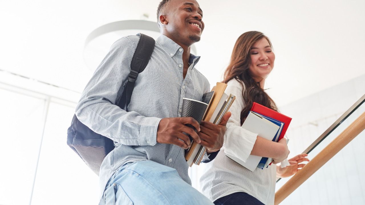 uni students walking towards class-img