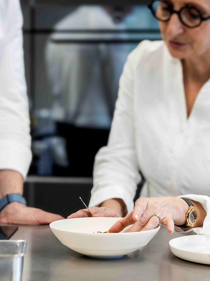 Anne-Sophie Pic dégustant une création culinaire en cuisine