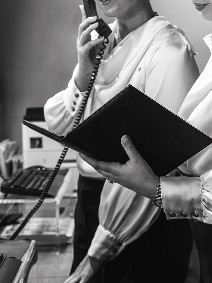 Réceptionniste répondant au téléphone à l’accueil d’un hôtel.