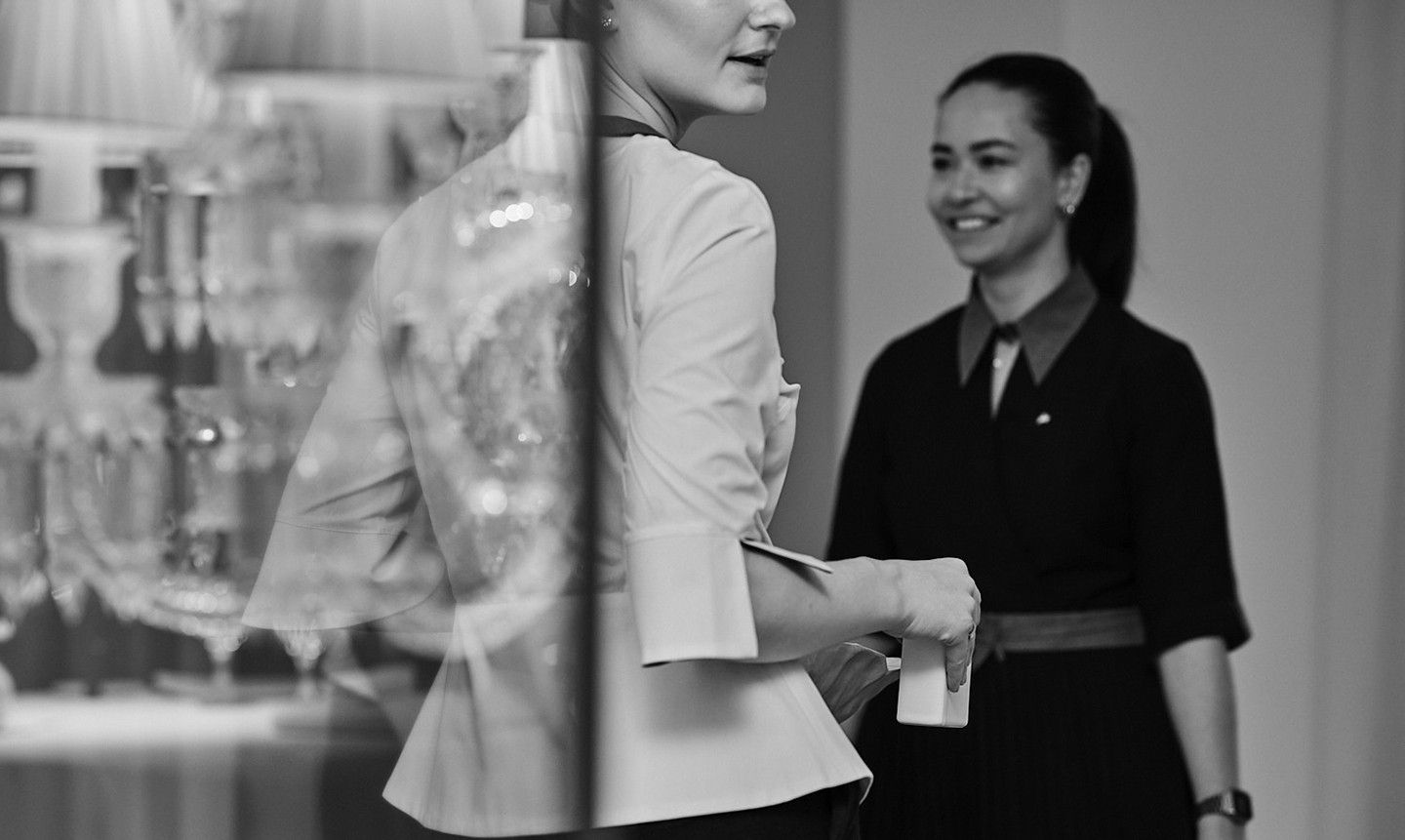 Chef de rang supervisant le service en salle dans un restaurant gastronomique.