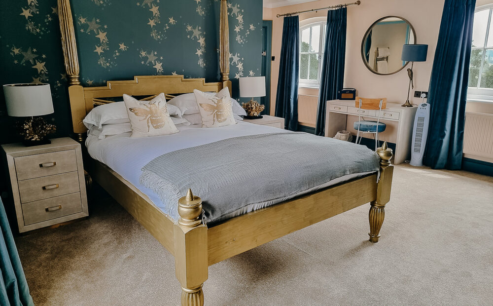 The Verzon's - Midsummer Hill room image 