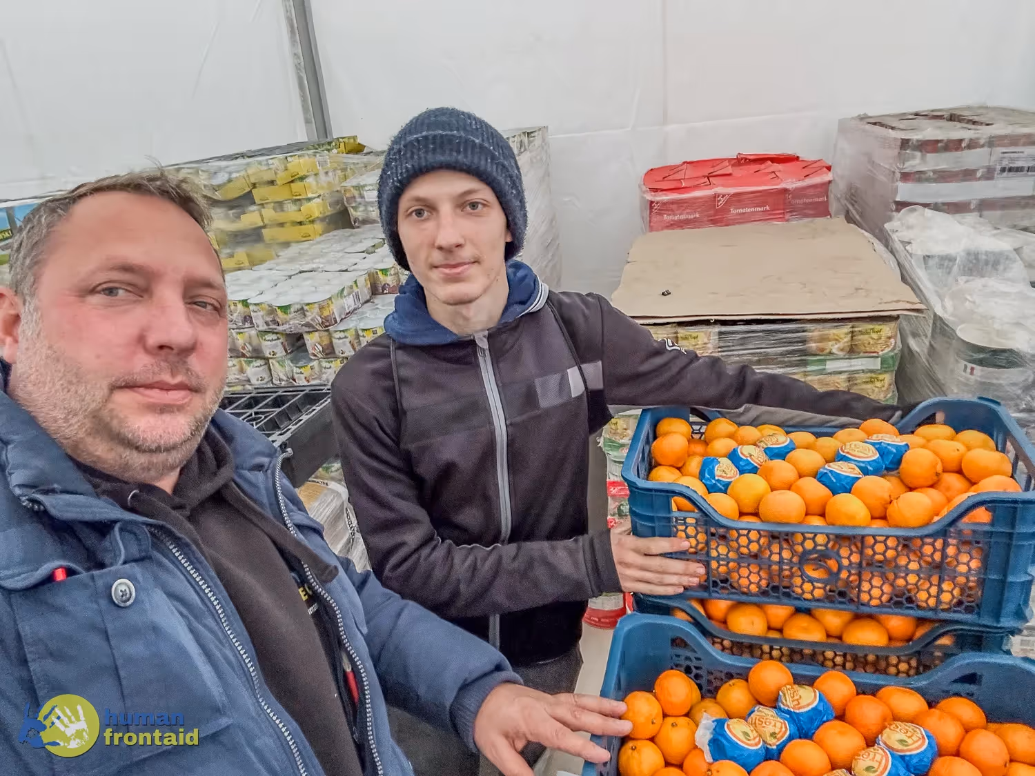 Eingestürztes Wohngebäude bei Nacht mit Rauch, Feuerwehrleute und Rettungskräfte beim Einsatz im Trümmerfeld.