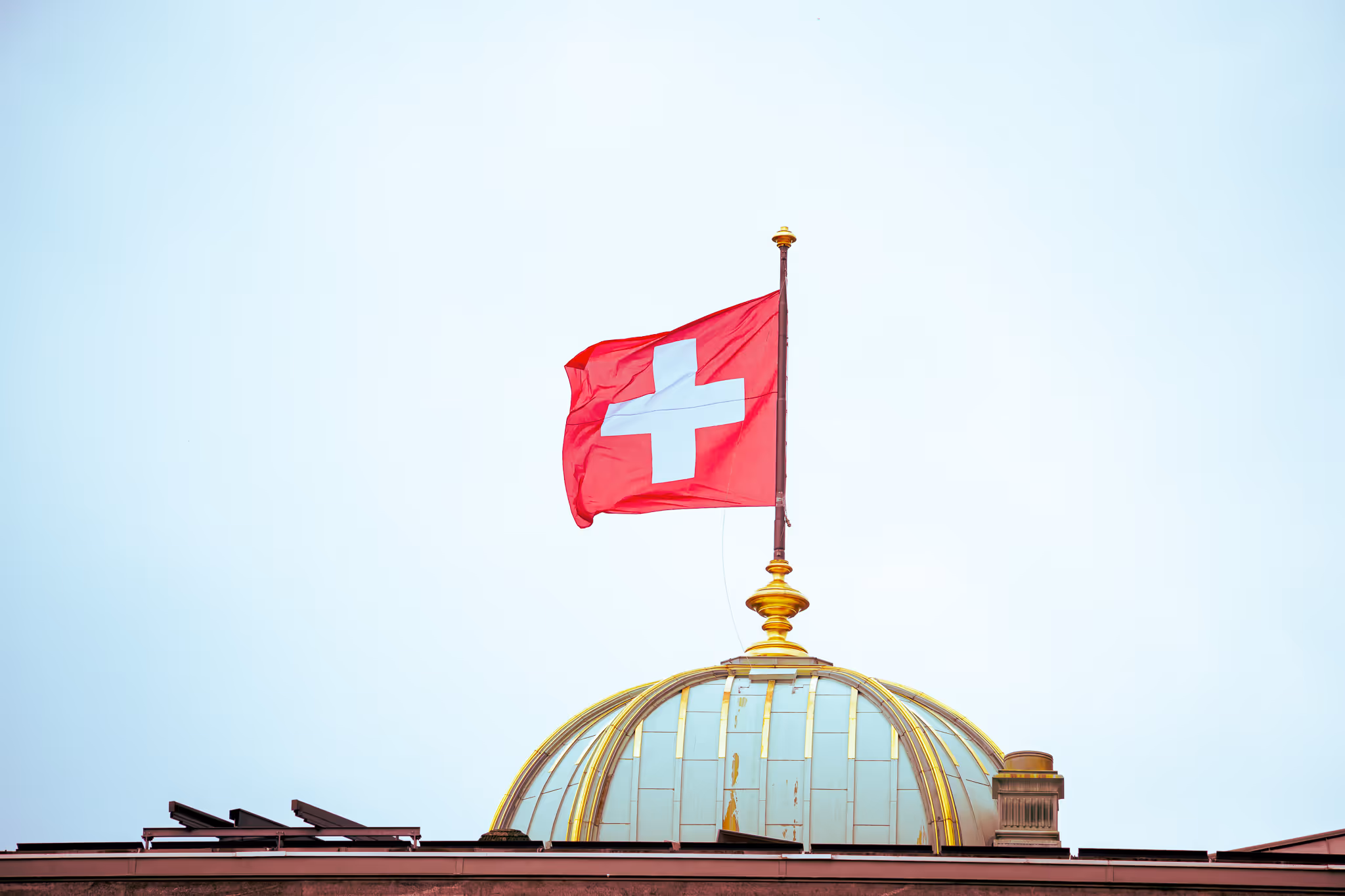 Eingestürztes Wohngebäude bei Nacht mit Rauch, Feuerwehrleute und Rettungskräfte beim Einsatz im Trümmerfeld.