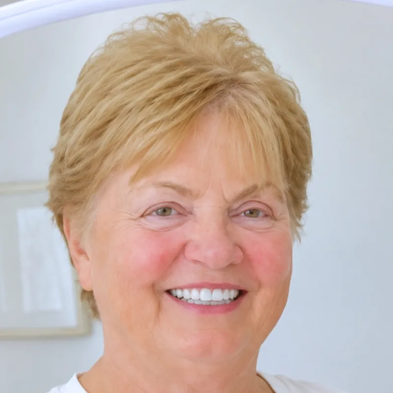 Patricia smiling with her new teeth after treatment with Implantly