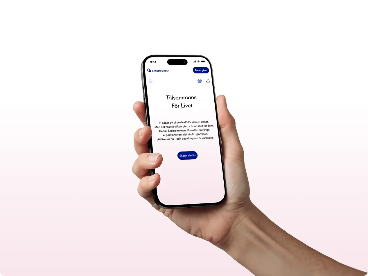Hand holding a smartphone showing the Cancerfonden campaign website ‘Dör För Dig’, featuring Swedish text and a blue call-to-action button.