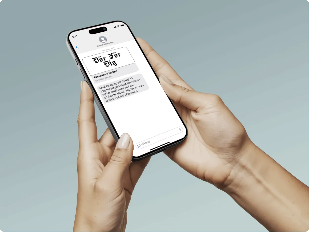 Hands holding a smartphone displaying a text message for the ‘Dör För Dig’ campaign, showing a personalised life-promise and campaign link.