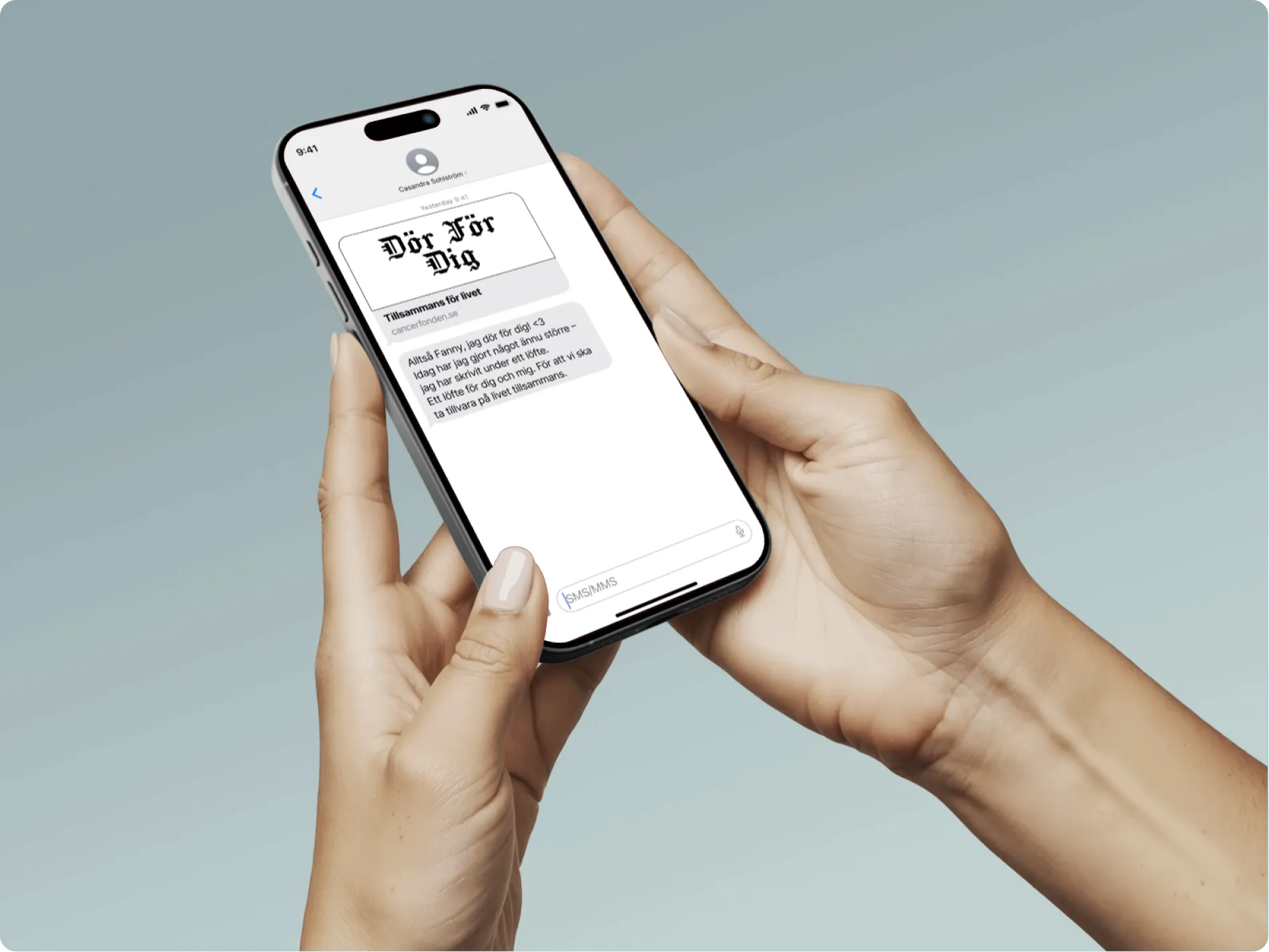 Hands holding a smartphone displaying a text message for the ‘Dör För Dig’ campaign, showing a personalised life-promise and campaign link.