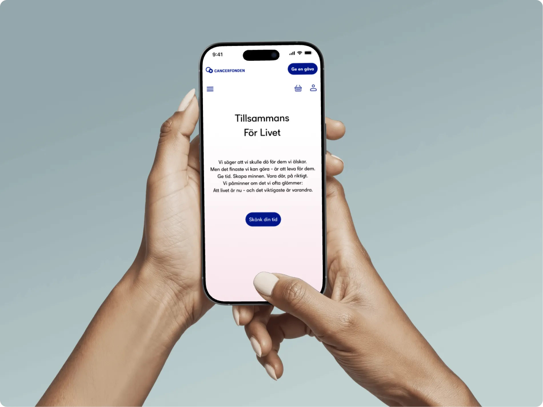 Hands holding a smartphone displaying the hero screen of Cancerfonden’s ‘Dör För Dig’ campaign with the message ‘Tillsammans För Livet.