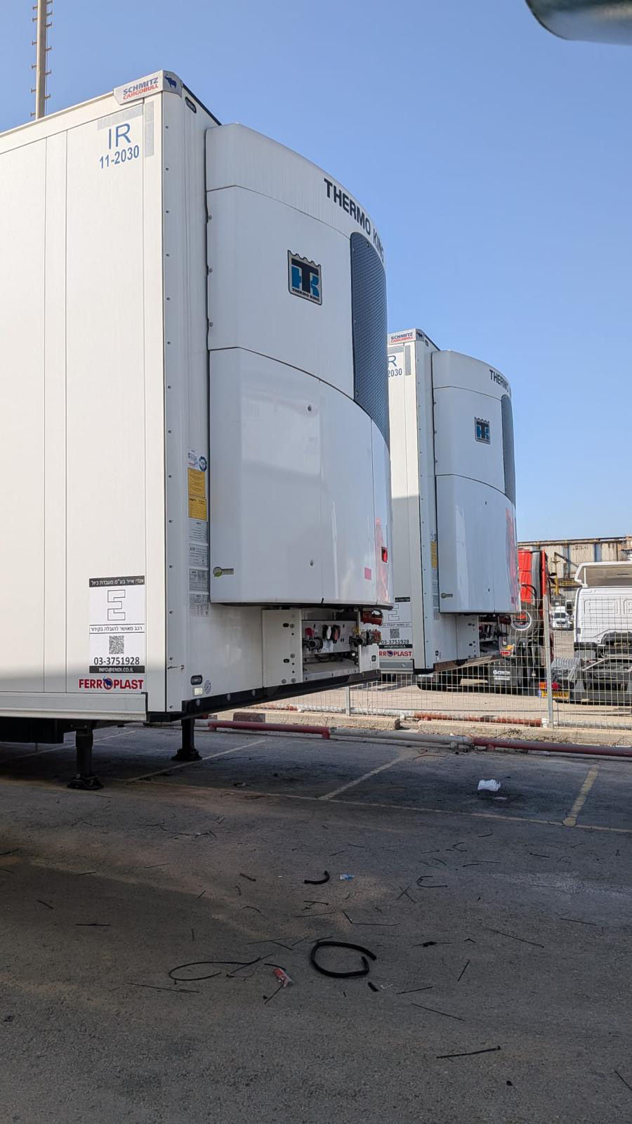החלק האחורי של משאיות קירור לבנות