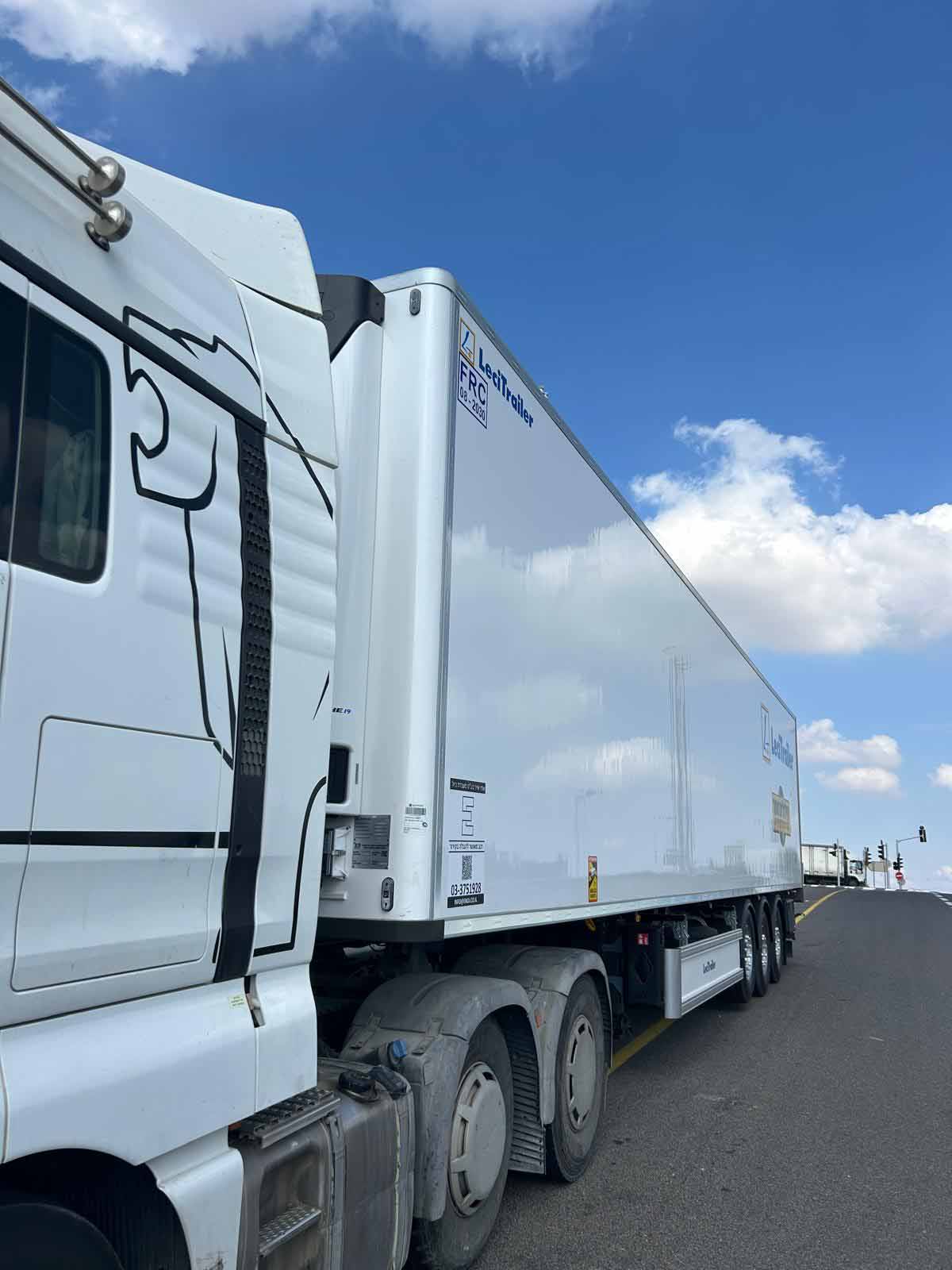 משאית כיול לבנה