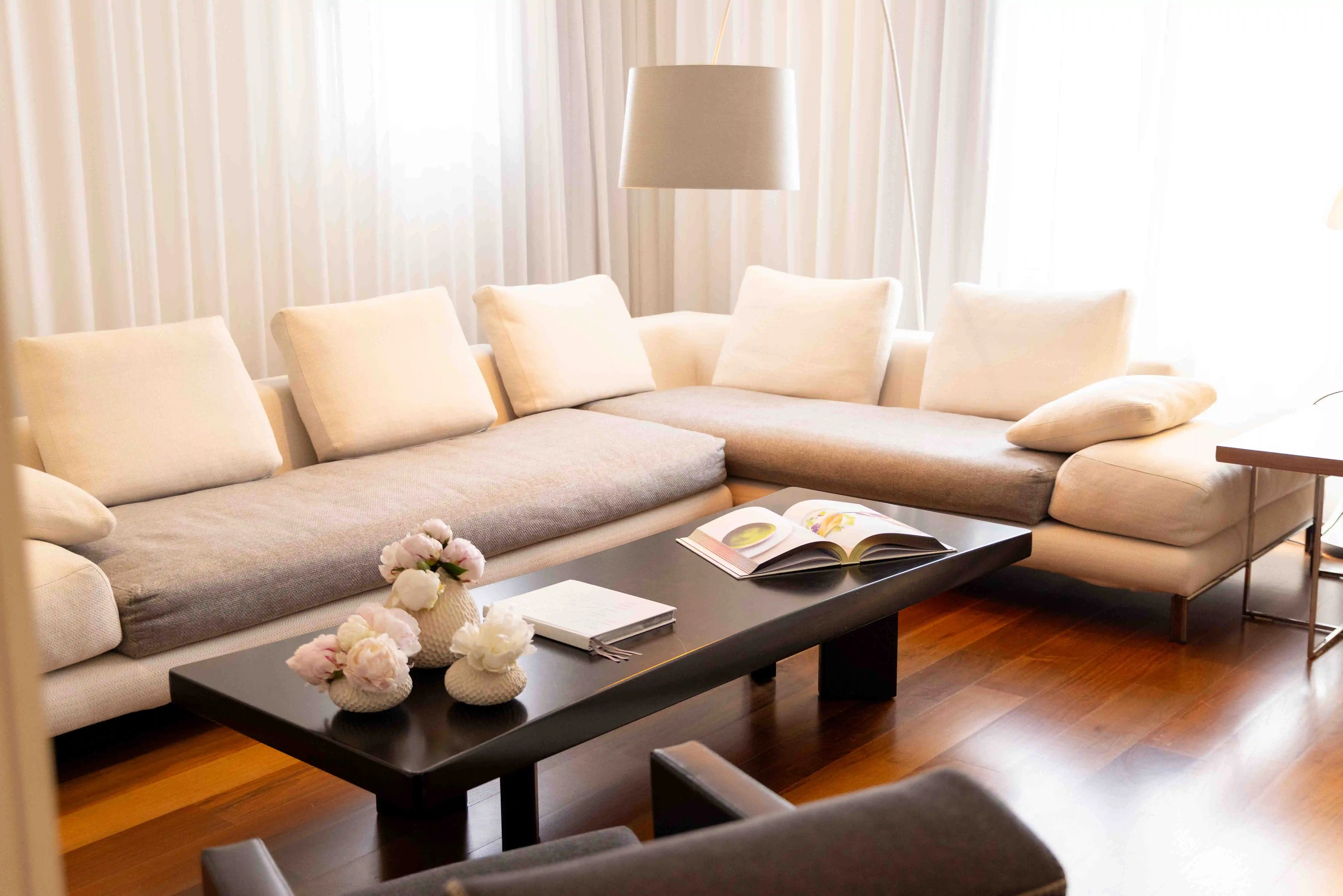 Salon privatif avec canapé clair dans la Suite Luxe