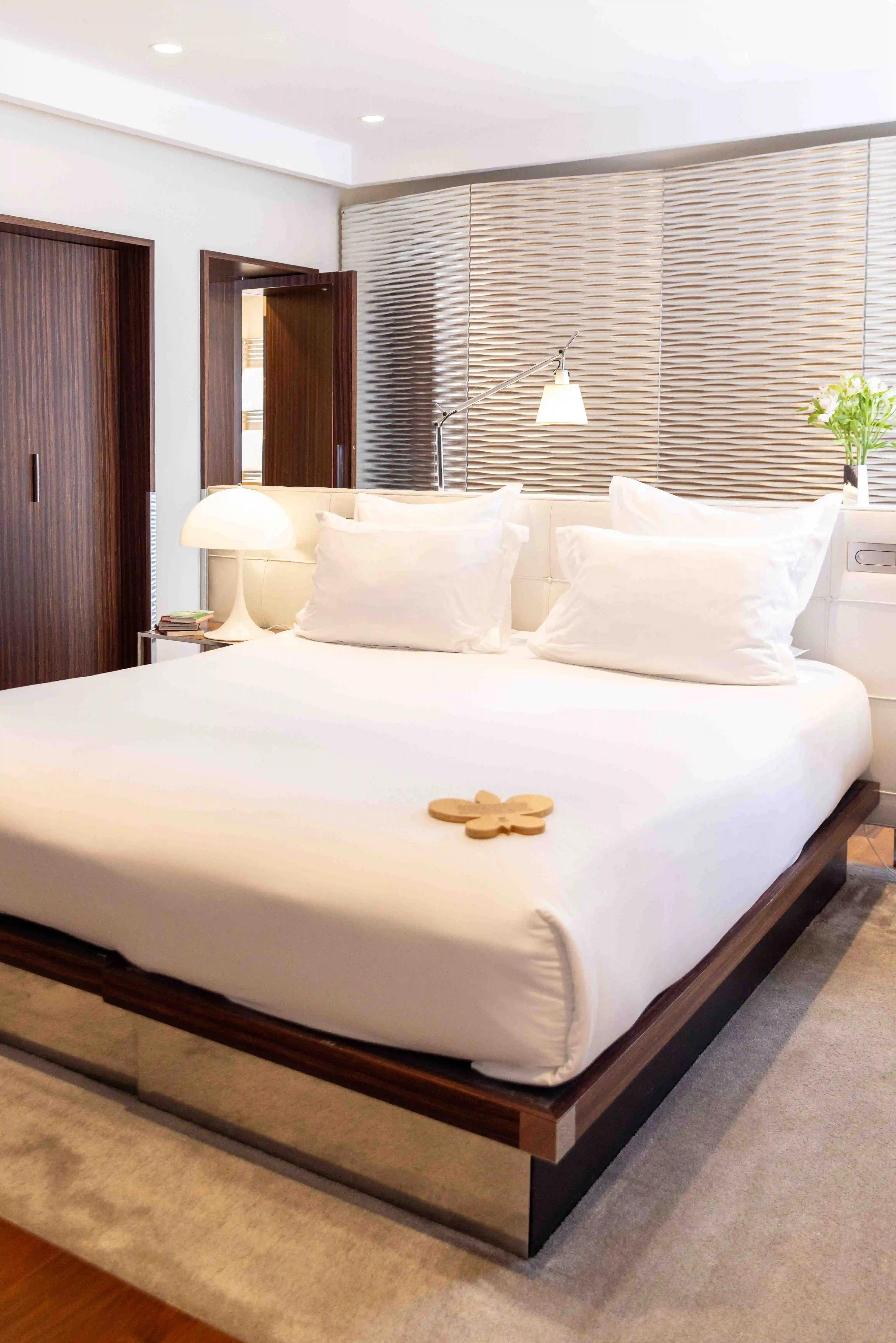 Chambre spacieuse de la Suite Luxe à la Maison Pic