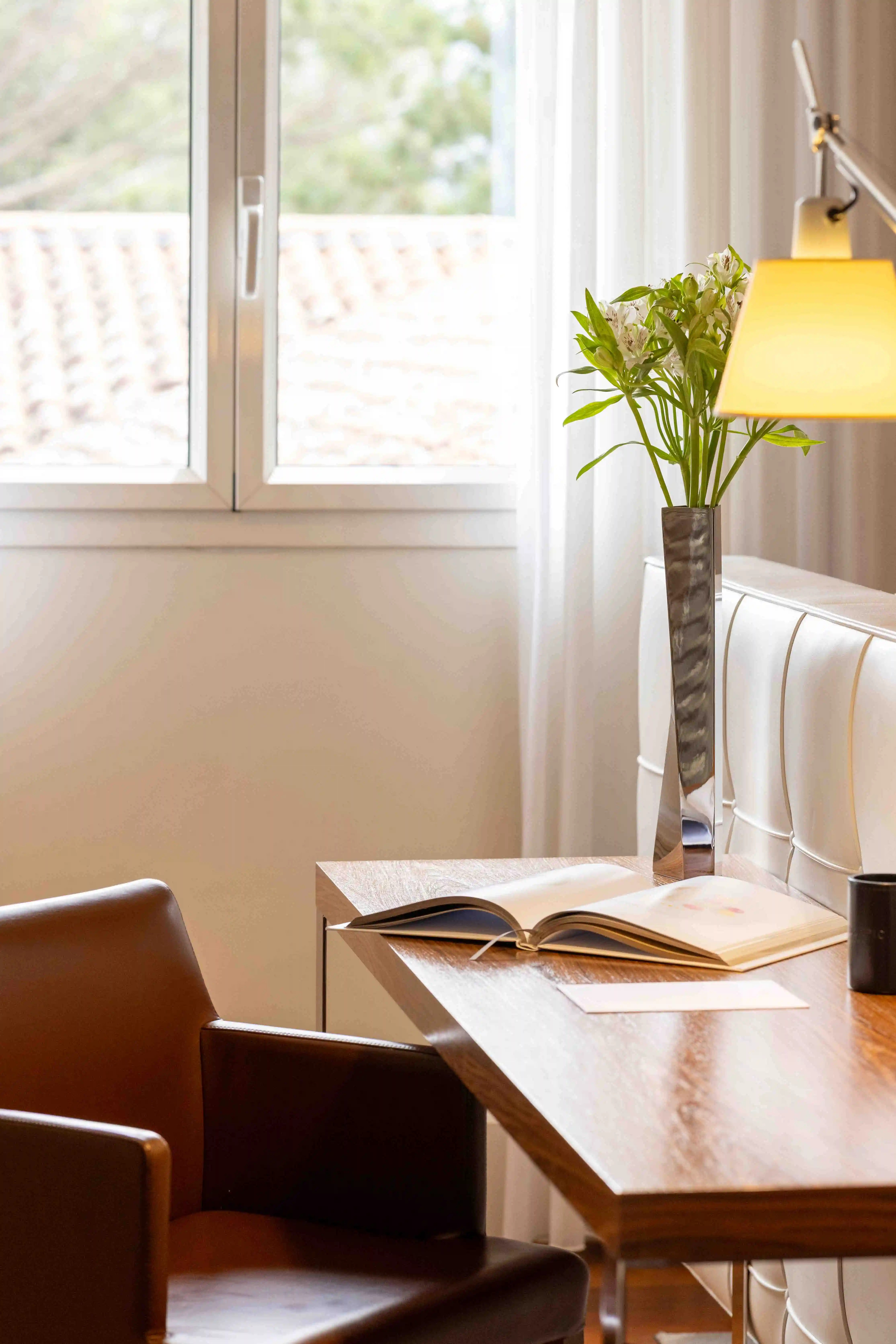 Bureau et coin détente lumineux dans la Suite Luxe