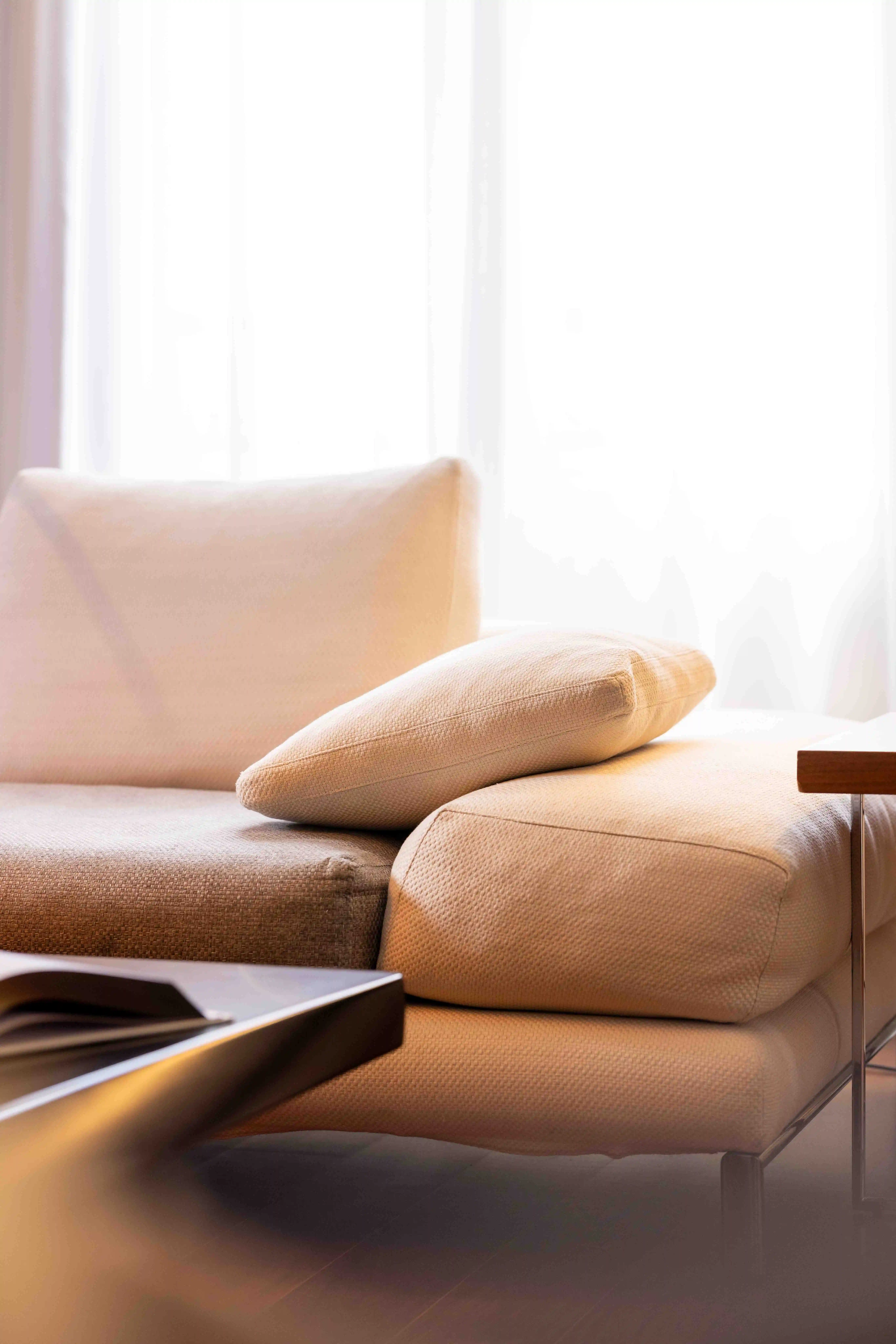 Coin salon avec assises confortables dans la Suite Luxe